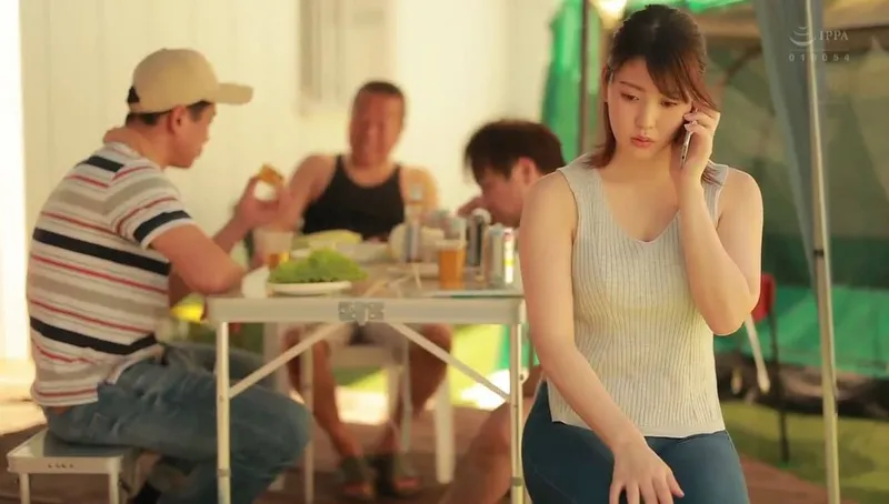 Anh xã khờ để vợ tham gia sự kiện cắm trại với mấy gã nhà đối diện và cái kết