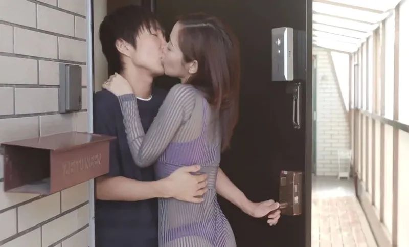 Cô hàng xóm với chiếc quần lót lọt khe và cậu nhóc nhà cạnh bên may mắn