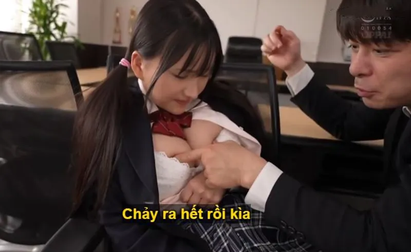 Trong suốt 3 năm, thầy giáo đã rèn luyện cô học trò sở hữu bộ ngực đẹp đẽ thành "cái bình đựng tinh".