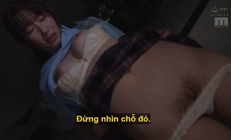 Người sếp mưu tính "làm tình" với cô nhân viên kiêu kỳ lười nhác, suốt ngày chỉ chăm chăm chat chit cùng người yêu.