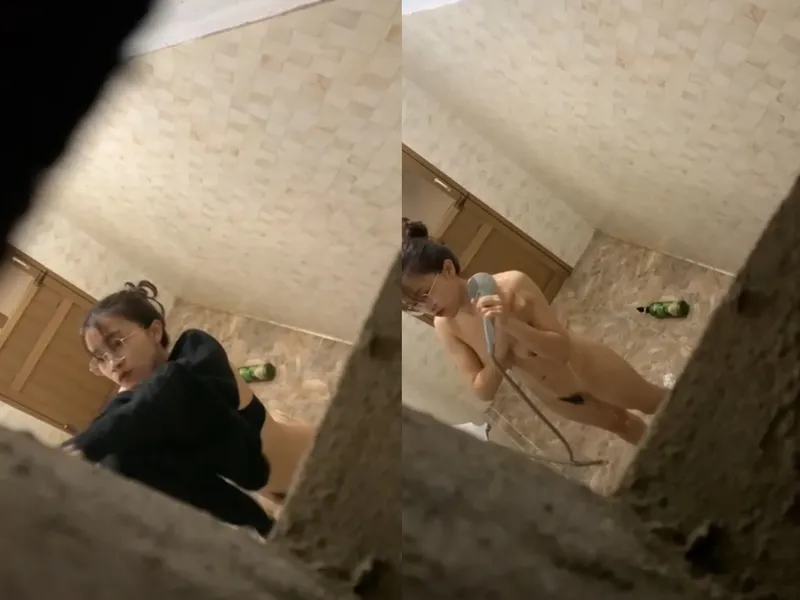 Quay lén con ghệ vú ngon tắm, khe âm đạo chảy nước ròng ròng