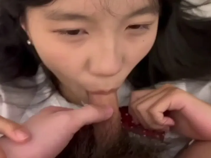Em loli dễ thương liếm cậu bé biến em thành con em đào nứng p2